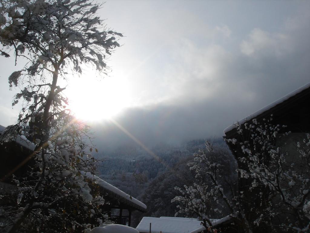 Bnb Hasatrog Jenaz Exterior foto